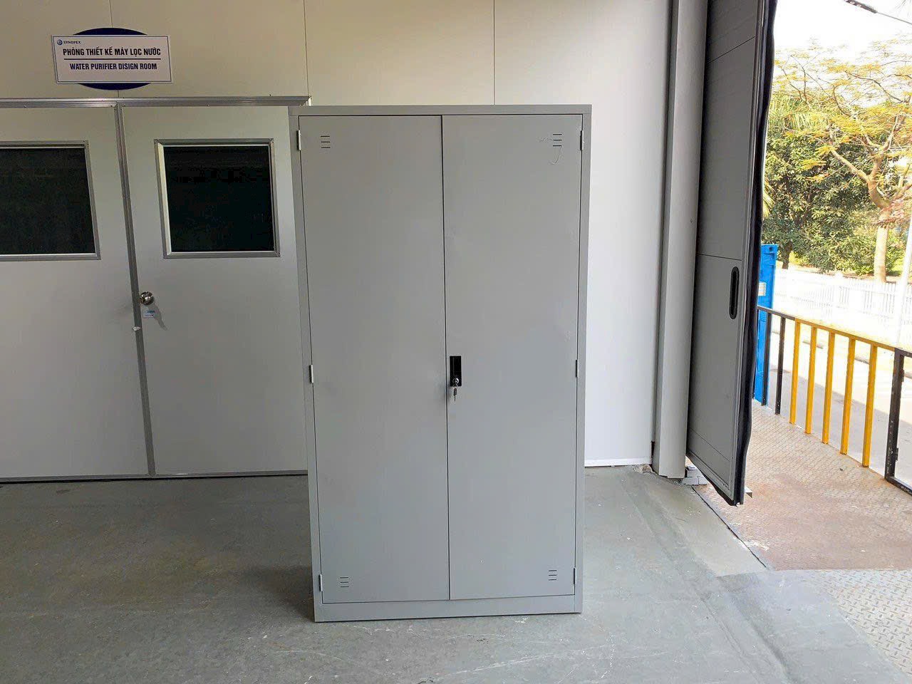 Tủ sắt đựng tài liệu cánh kín giao khách